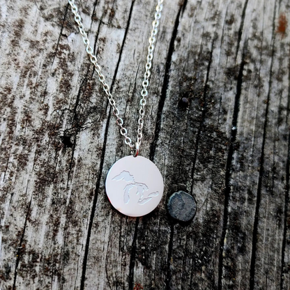Embrace the spirit of the Great Lakes and carry a piece of their splendor with you every day!


Materials: Stainless steel

20mm round charm necklace.

Hypoallergenic