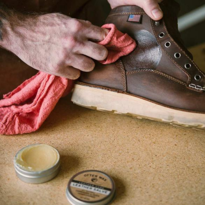 Leather Salve Conditioner restores suppleness, luster, and shine to dehydrated leather and helps protect from future damage.﻿