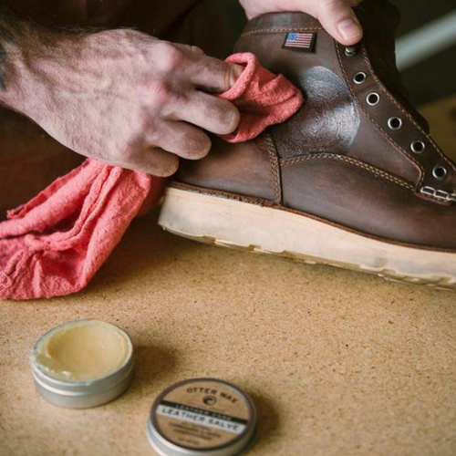 Leather Salve Conditioner restores suppleness, luster, and shine to dehydrated leather and helps protect from future damage.﻿