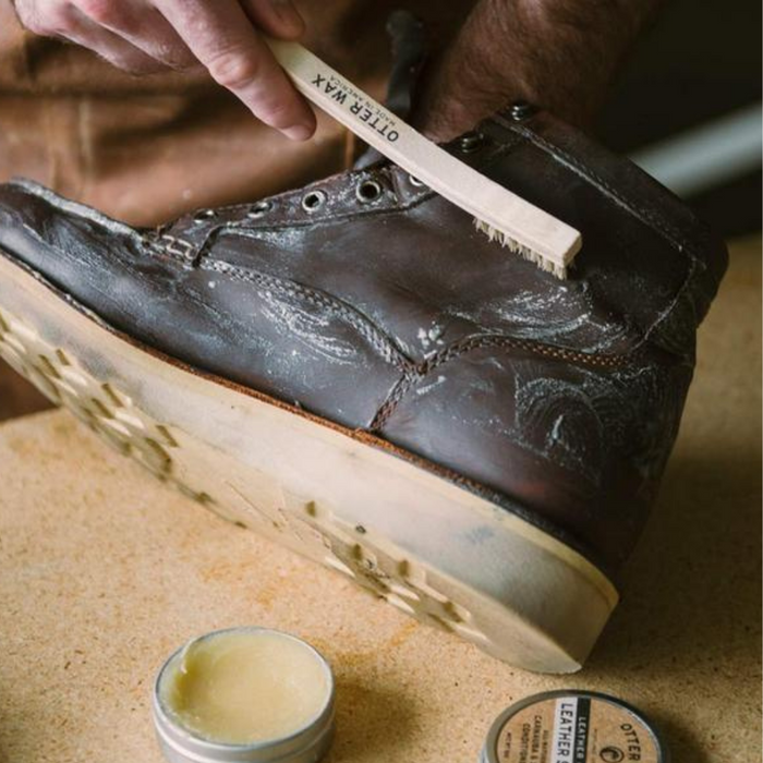 Leather Salve Conditioner restores suppleness, luster, and shine to dehydrated leather and helps protect from future damage.﻿