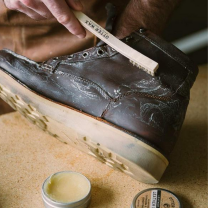 Leather Salve Conditioner restores suppleness, luster, and shine to dehydrated leather and helps protect from future damage.﻿