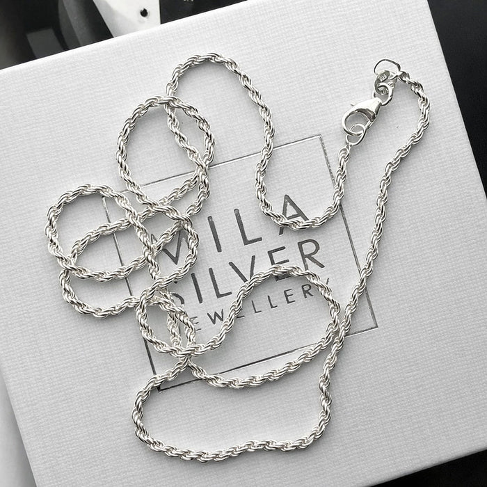 Silverkedja till herr, modell Rope chain, placerad på en vit smyckesask från Mila Silver.