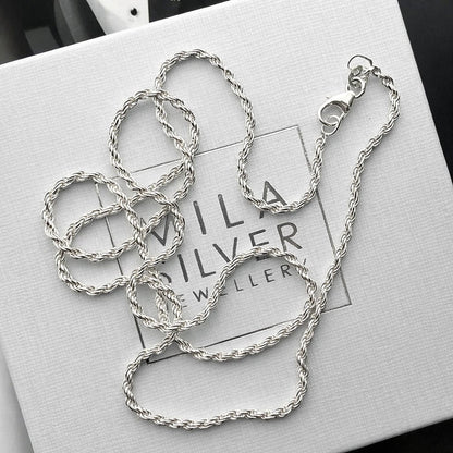 Silverkedja till herr, modell Rope chain, placerad på en vit smyckesask från Mila Silver.